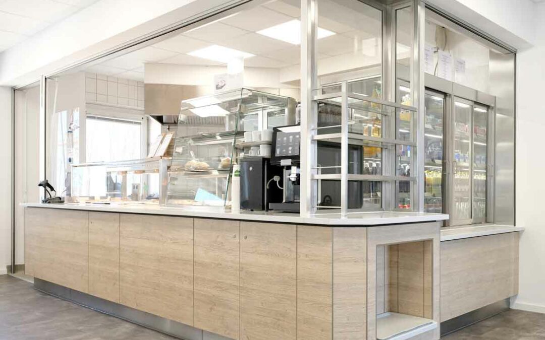 Moderne Neugestaltung des Ausgabebereichs in einem Mitarbeiterbistro