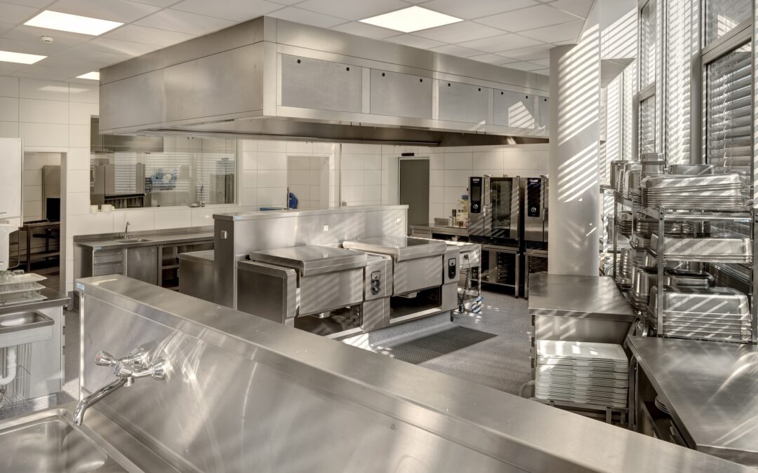 Küchentechnik und zentrierter Kochblock